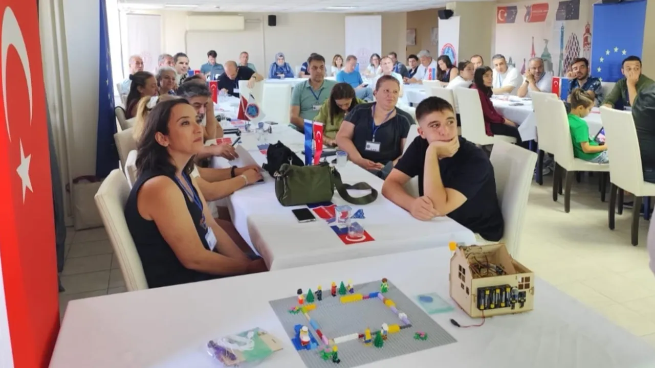 İzmir’de Erasmus+ Çalıştayı'nda yurt dışı deneyimler paylaşıldı