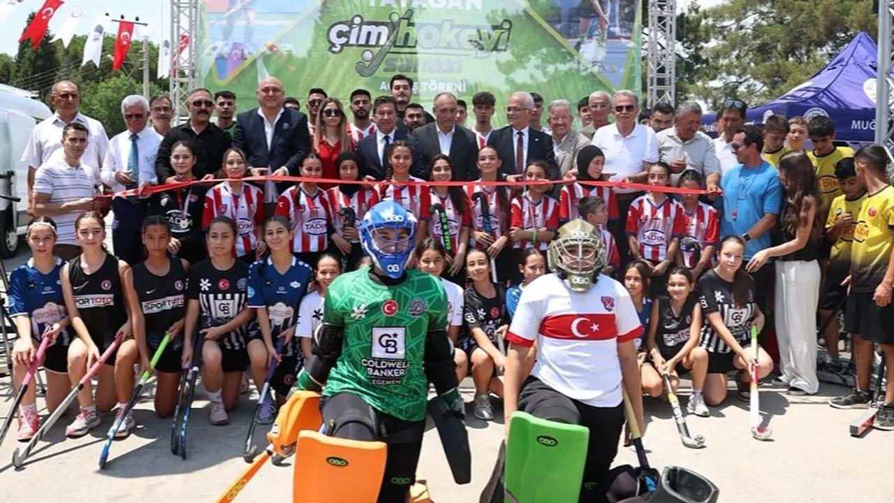 Muğla Yatağan’a çim hokeyi sahası açıldı