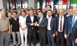 CHP Genel Başkanı Özgür Özel, Bursa'da Osmangazi Meydanı'nı gezdi