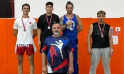 KickBoks'ta Karşıyakalı sporcular altın madalyaları kaptı