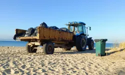 Erikli sahilinden iki traktör çöp toplandı