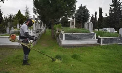Bursa mezarlıklarında bayram hazırlığı