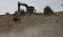 Bursa Nilüfer Dağyenice'de kaçak duvar yıkıldı