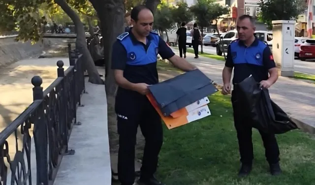 Bursa Gemlik'te izinsiz afişlere Zabıta müdahalesi