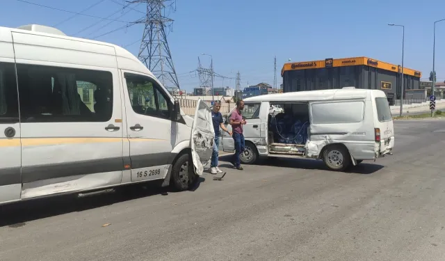 Bursa’da trafik kazası güldürdü! Kapısını arayan şoför, servis minibüsünde buldu