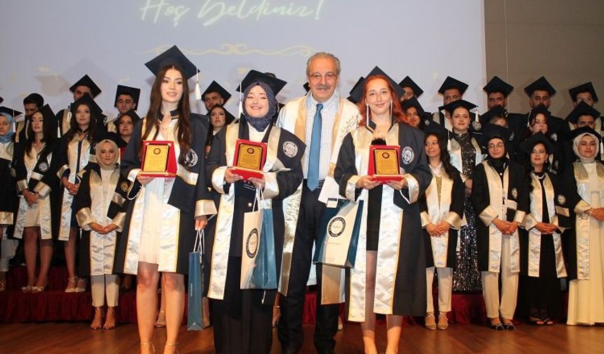 NNYÜ İktisadi Ve İdari Bilimler Fakültesi yeni mezunlarını verdi