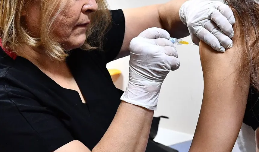 İzmir Büyükşehir HPV aşısı uygulamasını başlattı... Kadınlar ilk dozları yaptırdı