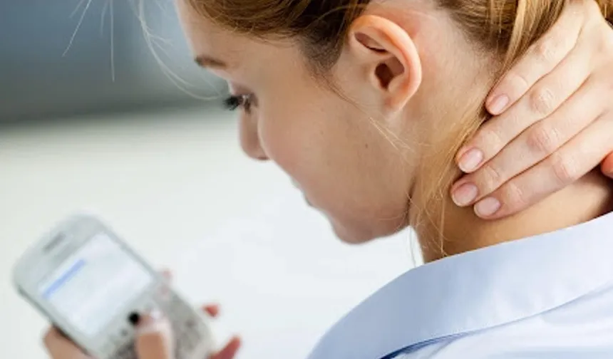 Telefon tablet kullanıcıları dikkat! Çağın duruş bozukluğu: Text neck!